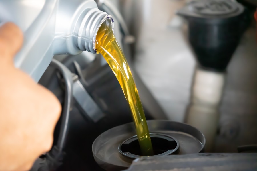 oil pouring BMW oil change
